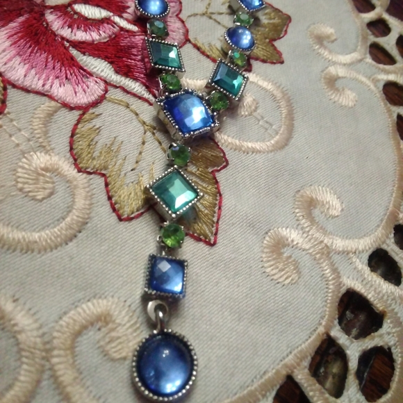 *** Vintage Avon Green & Blue Stones on Silver Drop Pendant Necklace - Picture 6 of 8